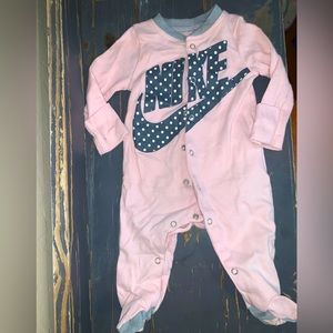 Nike sleeper 6-9 m